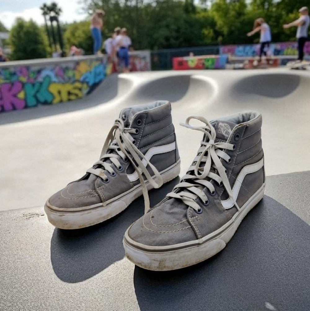 Vans SK8 Unisex M 7.5 W 9 Gray and White Canvas High-Top Sneakers